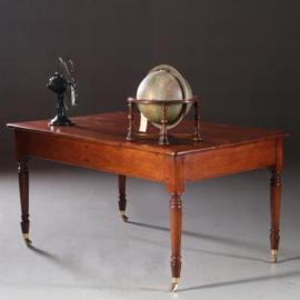 Antieke werktafel / Schrijftafel in eiken met 2 laden ca. 1850 met doorleefd houten blad (No.781542)