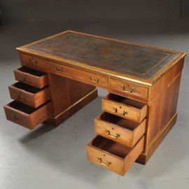 Antieke bureaus / Verfijnd afgewerkt bureau in rozenhout ca. 1860 met origineel leer (No.441717)