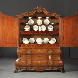 Antieke kast / Dubbel gebogen rococo kabinet met drempeldeuren (No.450211)