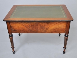 Antieke bureaus / plat bureau in noten met wild noten en zwart gepolitoerde details (No.86545)