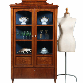 Zeer verfijnde  Vitrine met driezijdig glas en timpaanlade Frankrijk ca 1825 fijn inlegwerk (No.260600)