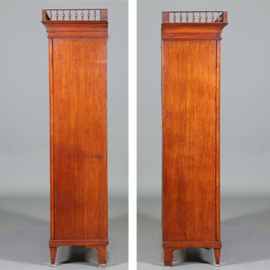 Louis Seize  "Kantoortje" of boekenkast ca 1790 in blond eikenhout met schitterende patina en afneembaar hekje(No.452440)