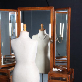 Antieke art deco kaptafel ca 1910 met 2 kleine  juwelenvitrines verstelbare spiegels en kandelaren (No.840177)