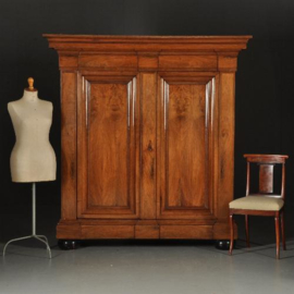 Antieke kast / Strakke Pastoorskast ca. 1700 in notenhout op platte bolpoten (No.393014)
