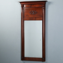 Smalle biedermeier mahoniehouten schouwspiegel ca 1820 met zuilen (No.270135) - Hoogte  1.28 m.