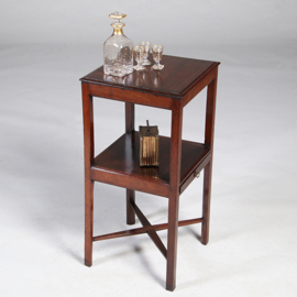 Mahonie Georgian III bijzettafeltje ca 1800 met twee niveaus en een smalle platte lade (No.342505)