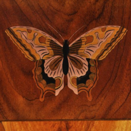 Antieke bijzettafel / Wijntafels / 8-kantige tilttop met 4 adembenemende vlinders en schelpen ingelegd (No.252525)