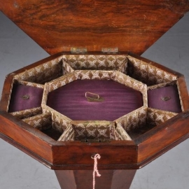 Antieke bijzettafels / Antieke opvallend achtkantige-schaaktafel met schaakstukken ca. 1885 (No.669091)