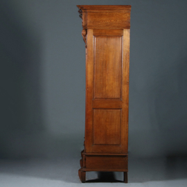 Franse eiken tweedeurskast op drie gestoken poten ca 1800 (No.960605)