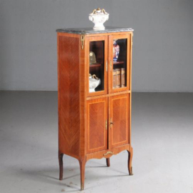 Antieke kast / Notenhouten Louis Seize stijl vitrinekast ca. 1910 met brons en marmer (No.630943)