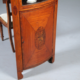 Kwart ronde of bow front hoekkast Engeland ca 1790 fraai ingelegd (No.283020HK)