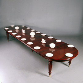 Antieke tafels / Victoriaanse  ovale eetkamertafel mahonie, met 6 bladen te verlengen tot 4,84 m. (No.641556)