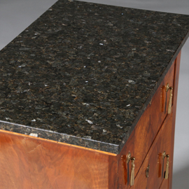 Strakke kleine commode ca 1800 met twinkelend marmer blad (No.962645)