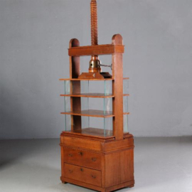 Antieke kasten / Linnenpers 18e eeuws met gesmede sleutel als boekenkast of keukenrek met glasplaten (No.185114)