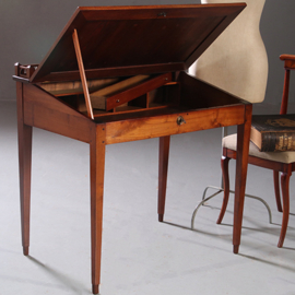 Antieke lezenaar / Koloniale lezenaar ca 1910 in mahonie met donker blauw leer (No.891555)