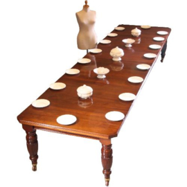 Antieke tafel / Smetteloze notenhouten dubbele Wind out table 4,64 m.lang ca. 1850 met 6 inlegbladen én slinger (No.412031)
