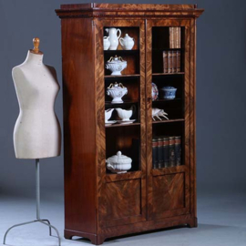 Strakke Biedermeier boekenkast / servieskast in bloemmahonie met verstelbare planken (No.231635)