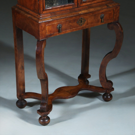 Kleine Hollandse Rococo vitrine  / rariteiten kabinetje ca 1730 op kruisvoet (No.241605)