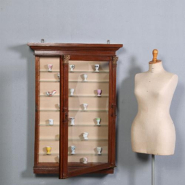 Antiek varia / Ondiepe Wandkast / hangvitrine ca. 1880 Neorenaissance  met 8 verstelbare planchetten  (No.612241)