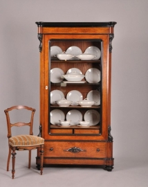 Antieke kast / Noten met wildnoten servieskast met zwart gepolitoerde details (No.86578)