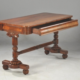 Antieke bureaus / Victoriaanse kleine schrijftafel of sidetable ca. 1875 in mahonie met brede lade (No.590251)