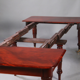 Engelse Victoriaanse pull out table gespiegeld mahonie ca 1870 met 4 inlegbladen (No.971745)