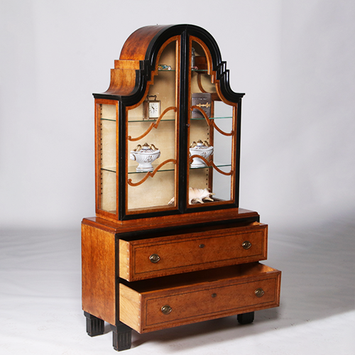 Art Deco Vitrine noten met wortelnoten en zwart gepolitoerde accenten  (no.311005)