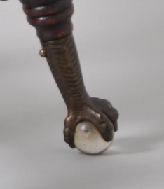 Antieke bijzettafels / Kruk in noten op gebronsde klauwpoten op glazen bolletjes USA 1880 (No.86477)