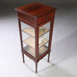 Vierkant display cabinet of vitrine met een kleine lade ca 1890 mahonie ingelegd (No.973115)