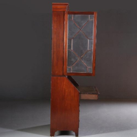 Antieke kast / Engelse secretaire ca . 1800 met orgelgebogen en  getrapt en gebogen interieur en oud groen leer (No.640851)