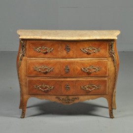 Antieke kast / Gebombeerde notenhouten commode ca. 1920 met rijk brons beslag en marmer blad.(No.430616)