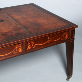 Strakke partnerschrijftafel met zwierig inlegwerk en prachtig doorleefd leer ca 1890 (No.450335)