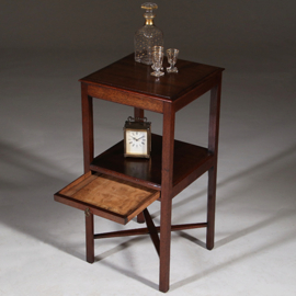Mahonie Georgian III bijzettafeltje ca 1800 met twee niveaus en een smalle platte lade (No.342505)