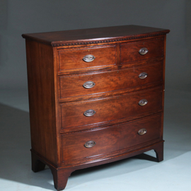 Bow front commode ca 1850 gerestaureerd en in zeer fraaie staat met brons beslag (No.260615)