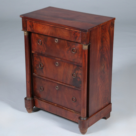 Opvallend kleine fraaie Hollandse Empire commode met 4 laden en 2 zuilen ca 1810  (No.431525)