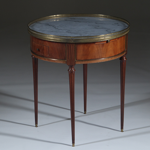 Bouillotte tafel met twee laden en twee tirettes ca 1910 bronzen randje (No.301805)