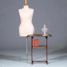 Niervormige etagiere of bijzettafel met messing rand en zonmotief  ca 1900 (No.422445)