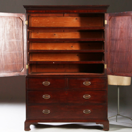 Engels donker mahonie kabinet of Linnenpress met praktische schuiven achter de deuren ca 1820 (No.210405)