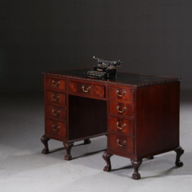 Antieke bureaus / Klein mahonie bureau Chippendale stijl ca. 1910 met donker leer en 9 laden (No.650360)