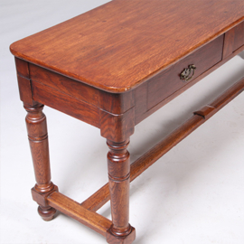 Doorleefde  lange sidetable met 3 laden op gedraaide poten (No.331510)