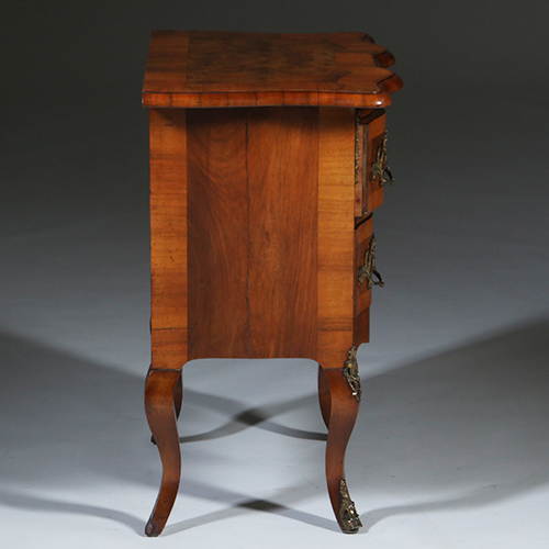 Kleine orgel gebogen commode ca 1750 met schrijfblad of schenkblad wortelnoten (No.303010)
