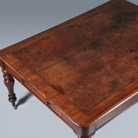 Werktafel óf eetkamertafel met geweldig mooi doorleefd leer een echte leeftafel ca 1840 (No.W283035)