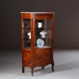 Antieke kasten /  Vitrine ca. 1920 in mahonie met vogeloog en hulst, daarop een marmerblad  (No.681431)