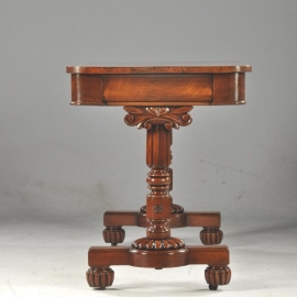 Antieke bureaus / Victoriaanse kleine schrijftafel of sidetable ca. 1875 in mahonie met brede lade (No.590251)