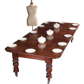 Antieke tafel / Robuuste Engelse  pull out table ca. 1860 in mooi doorleefd mahonie tot 12 personen (No.651521)