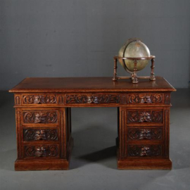 Antieke bureaus / Eikenhouten bureau met 9 faunen op de ladenfronten ca. 1875 (No.560662)