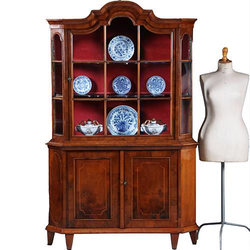 Elegante ondiepe Zilverkast of Porseleinkast wortelnoten ca 1750 rococo (No.300245)