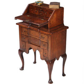 Kleine Secretaire of scriban in wortelnoten op cabriolet poten ca. 1750 (No.951405)