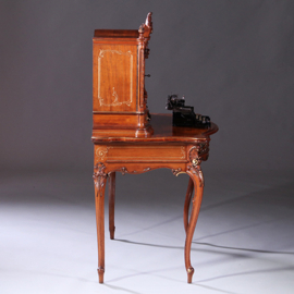 Fijne kwaliteit notenhouten damesbureau ca 1875 asymmetrisch en geparketteerd (No.991935)