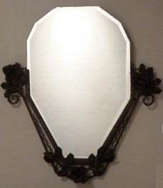Art Deco spiegel  facet geslepen in frame van smeedijzer 0,74 m. X 0,71 m. (No.80148)